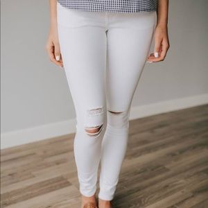 KanCan White Knee Destructed Skinnies 13 30